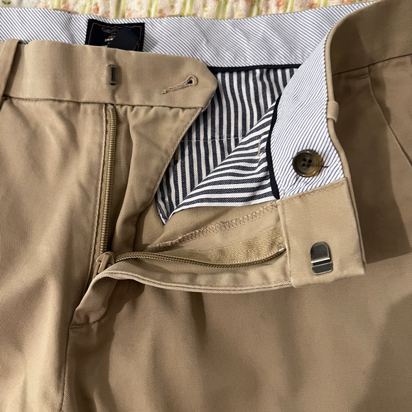 Gap Pants Mens size 33" Tan Chino Khakis Straight Leg Pockets Hook and Eye Close - Picture 3 of 11